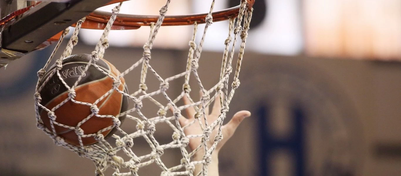 Κορωνοϊός: Αφαίρεσαν μέχρι και τα στεφάνια από τις μπασκέτες στη Γλυφάδα (φώτο)